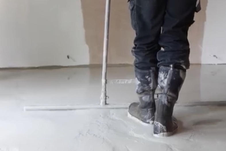 laying of a fast drying screed